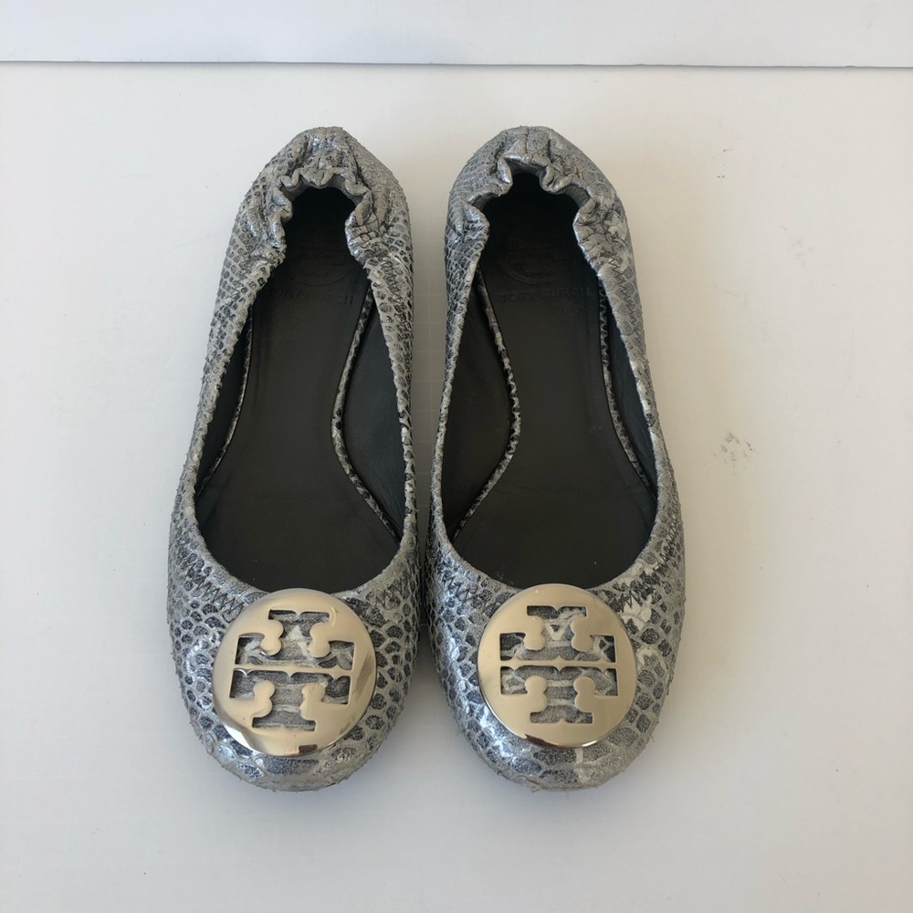 TORY BURCH Silver Reva Snakeskin Granite Leather Logo Ballet Flats Size 6.5